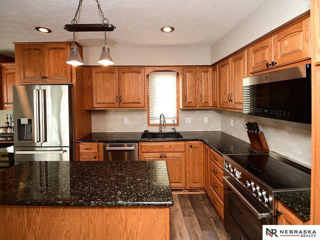 808 Chisholm Trail, Papillion, NE 68046