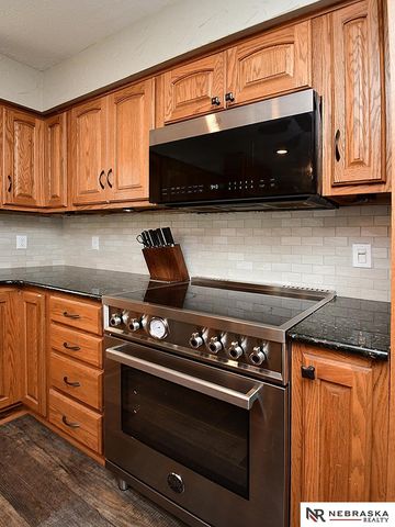 808 Chisholm Trail, Papillion, NE 68046