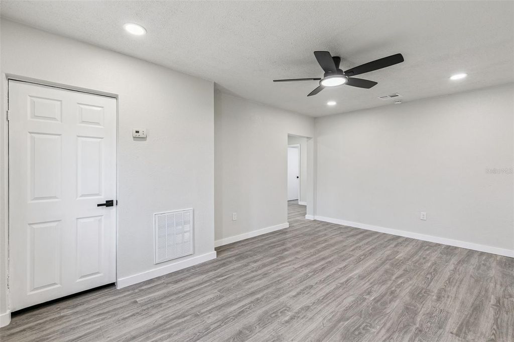 Image 9 of property listing at 5419 OLD CHENEY HIGHWAY, Orlando, FL 32807