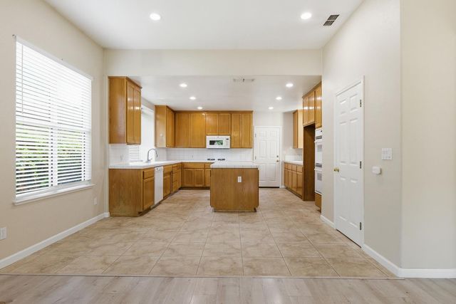 2875 Barret Dr, Roseville, CA 95661