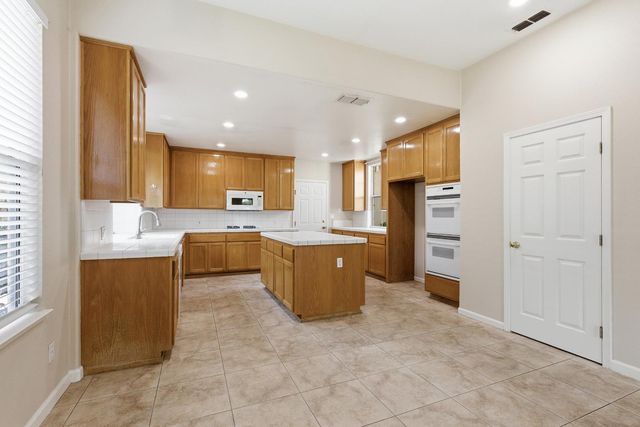 2875 Barret Dr, Roseville, CA 95661