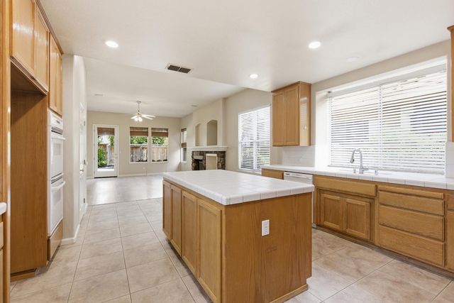 2875 Barret Dr, Roseville, CA 95661