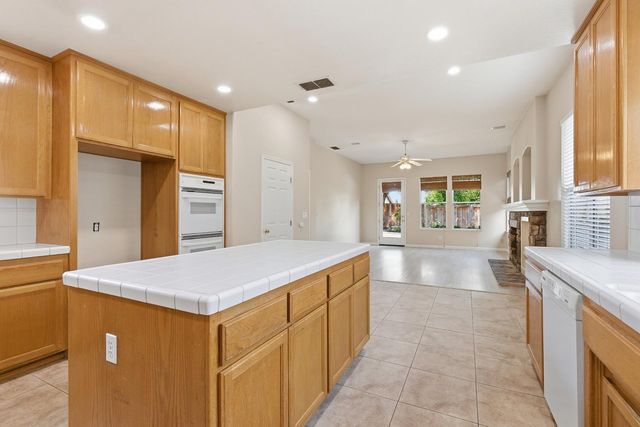 2875 Barret Dr, Roseville, CA 95661