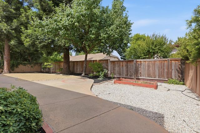 2875 Barret Dr, Roseville, CA 95661