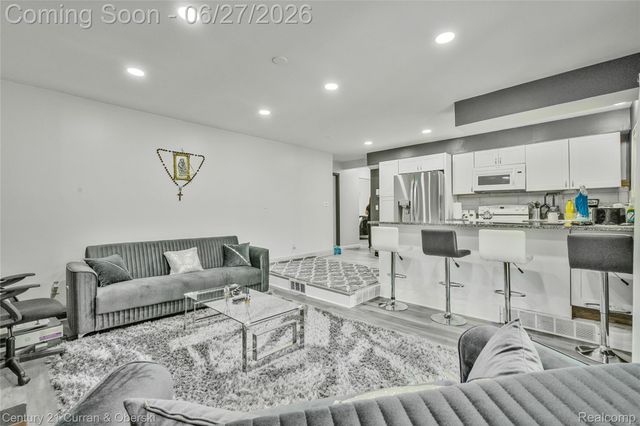 28906 Lorikay Street, Farmington Hills, MI 48334