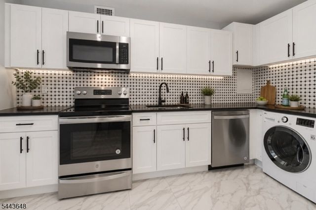 1 Claridge Dr 114, Verona Twp., NJ 07044