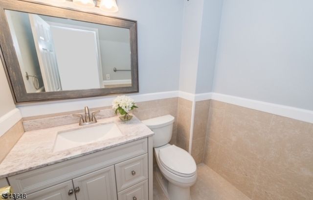 1 Claridge Dr 114, Verona Twp., NJ 07044