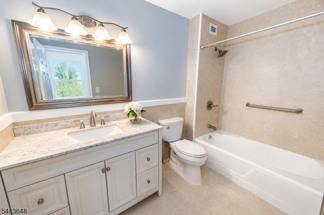 1 Claridge Dr 114, Verona Twp., NJ 07044