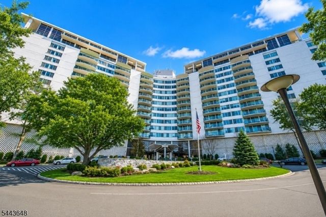 1 Claridge Dr 114, Verona Twp., NJ 07044