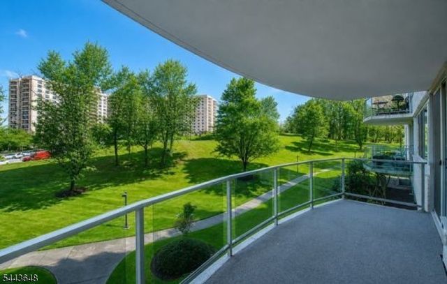 1 Claridge Dr 114, Verona Twp., NJ 07044