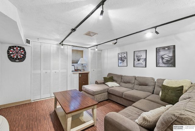 5835 Oak Street, Omaha, NE 68106