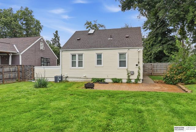 5835 Oak Street, Omaha, NE 68106