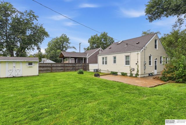 5835 Oak Street, Omaha, NE 68106