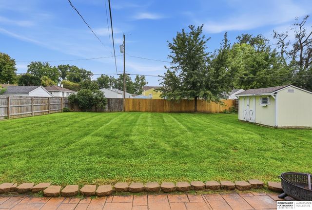 5835 Oak Street, Omaha, NE 68106