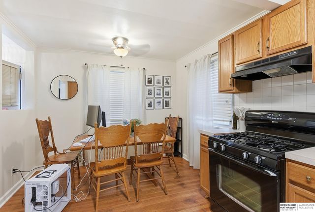 5835 Oak Street, Omaha, NE 68106
