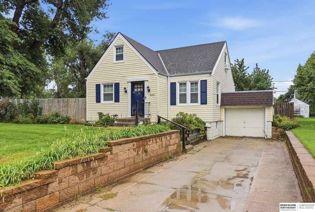 5835 Oak Street, Omaha, NE 68106