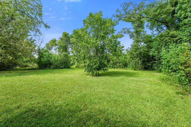 110 Kerry Road, Highlands, TX 77562