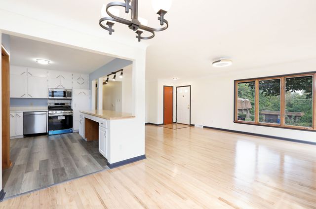 3008 Aurora Avenue, Des Moines, IA 50310