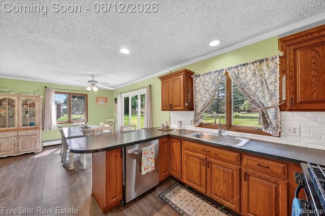 82 E Hurst Drive, Troy, MI 48085