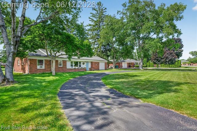 82 E Hurst Drive, Troy, MI 48085