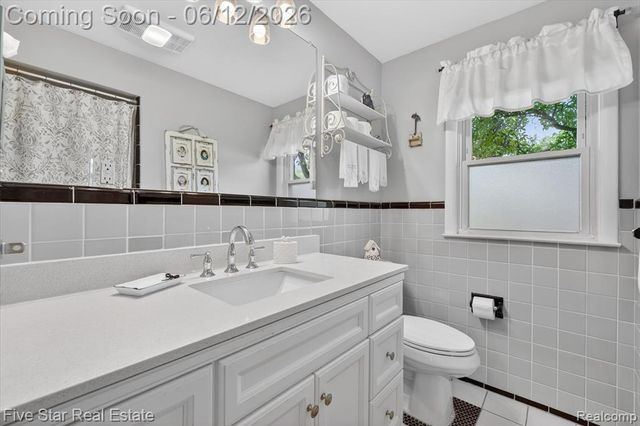 82 E Hurst Drive, Troy, MI 48085