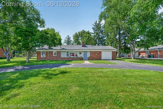 82 E Hurst Drive, Troy, MI 48085