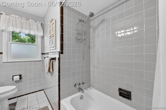 82 E Hurst Drive, Troy, MI 48085