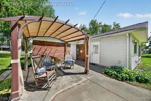 82 E Hurst Drive, Troy, MI 48085