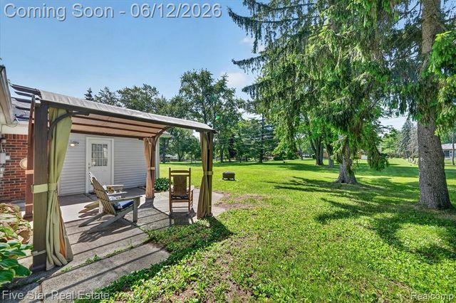 82 E Hurst Drive, Troy, MI 48085