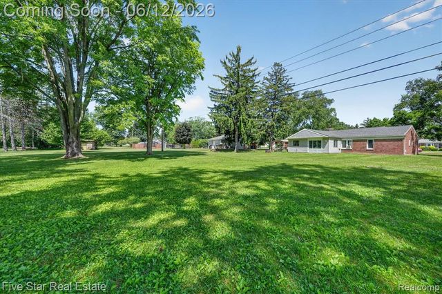 82 E Hurst Drive, Troy, MI 48085