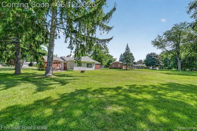 82 E Hurst Drive, Troy, MI 48085
