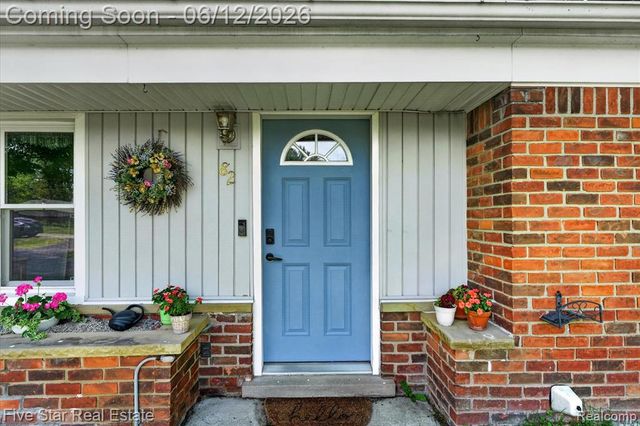82 E Hurst Drive, Troy, MI 48085