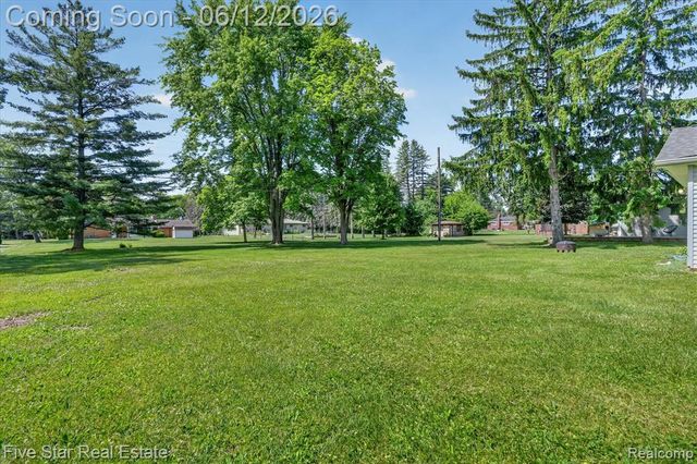 82 E Hurst Drive, Troy, MI 48085