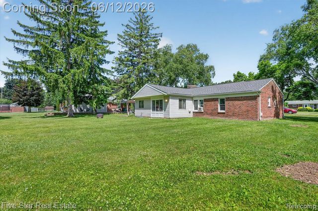 82 E Hurst Drive, Troy, MI 48085