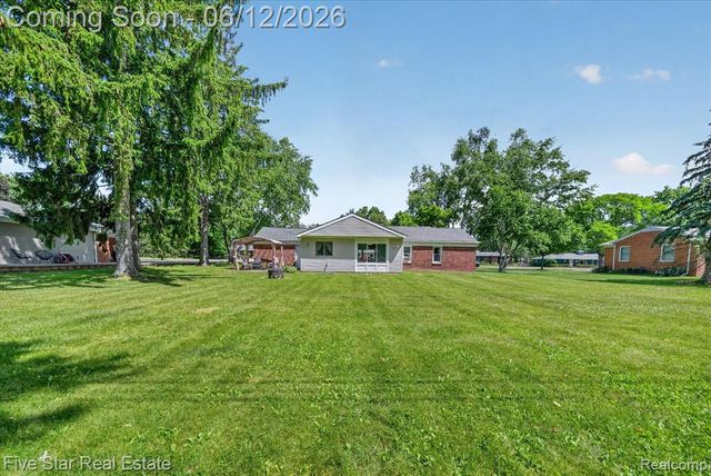 82 E Hurst Drive, Troy, MI 48085