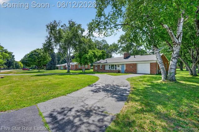 82 E Hurst Drive, Troy, MI 48085