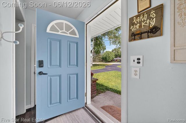 82 E Hurst Drive, Troy, MI 48085