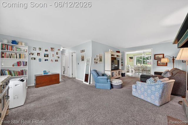 82 E Hurst Drive, Troy, MI 48085