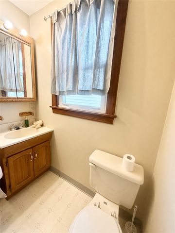 800 Ellsworth Ave, Jeannette, PA 15644