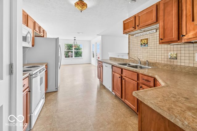 2212 Southlake Avenue E, Greenwood, IN 46143