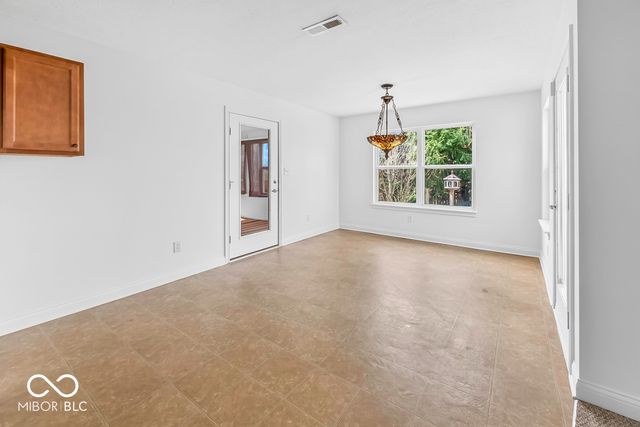 2212 Southlake Avenue E, Greenwood, IN 46143