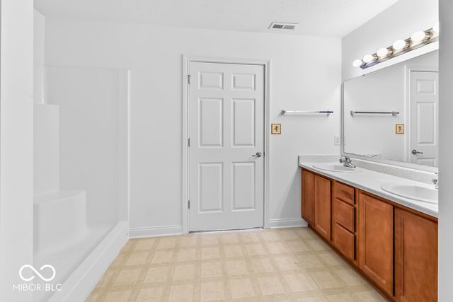 2212 Southlake Avenue E, Greenwood, IN 46143