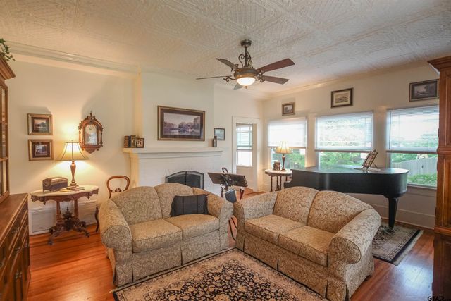609 N Marshall St, Henderson, TX 75652