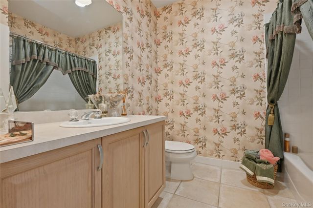 87 Carriage Lane 236, Plainview, NY 11803