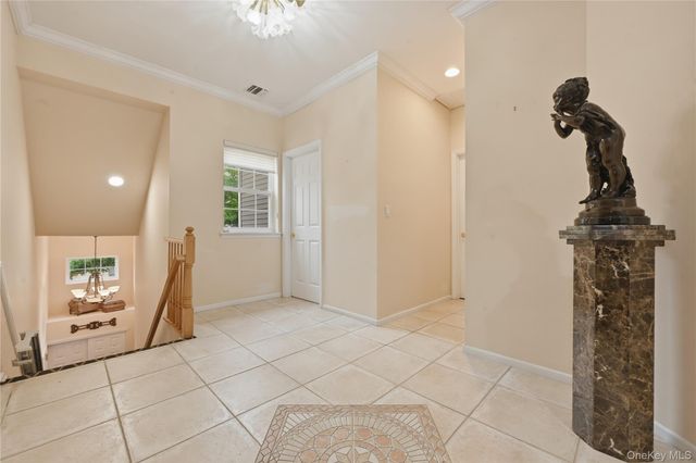87 Carriage Lane 236, Plainview, NY 11803