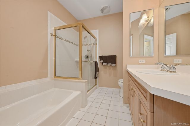 87 Carriage Lane 236, Plainview, NY 11803
