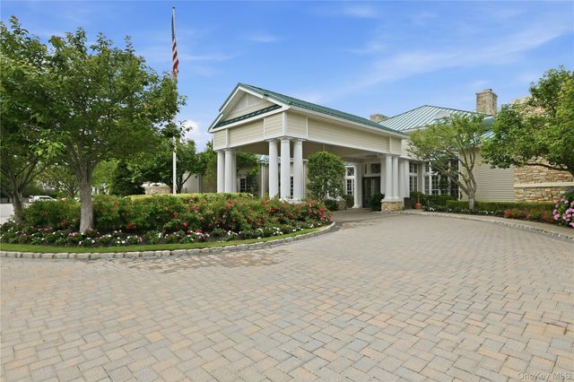 87 Carriage Lane 236, Plainview, NY 11803