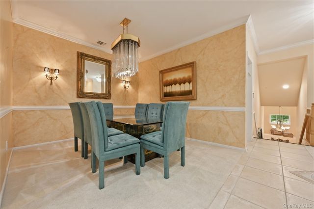 87 Carriage Lane 236, Plainview, NY 11803
