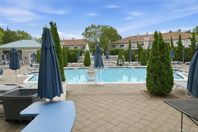 87 Carriage Lane 236, Plainview, NY 11803