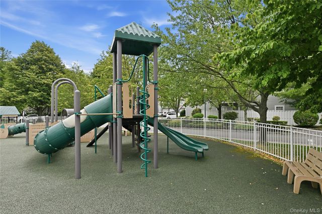 87 Carriage Lane 236, Plainview, NY 11803